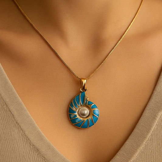 Collier de coquillages bleu perle