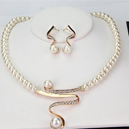 Ensemble collier et boucles d'oreilles en perles naturelles