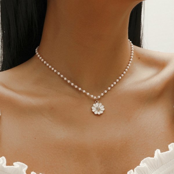 Pendentif marguerite ornée de perles