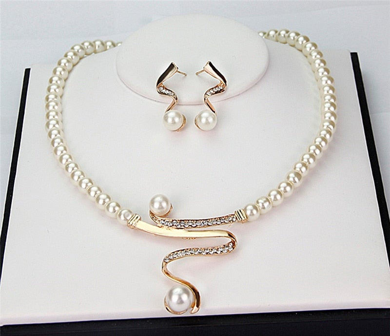 Ensemble collier et boucles d'oreilles en perles naturelles