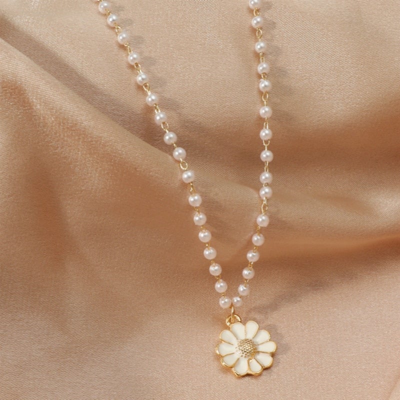 Pendentif marguerite ornée de perles