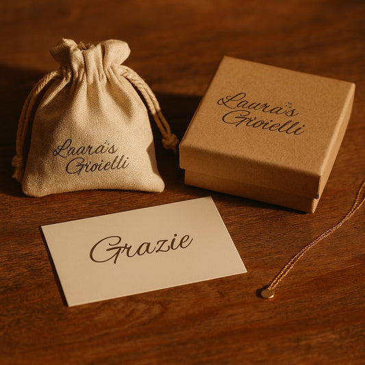 Réz ezüstös állítható gyűrű játszómacskával és cirkóniákkal