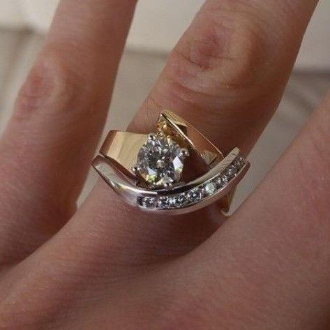 Bague vintage irrégulière en or et argent avec zircon cubique