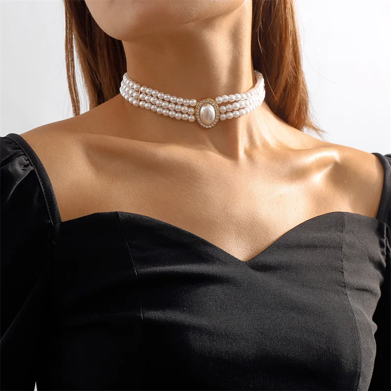 Élégant collier de perles à trois rangs