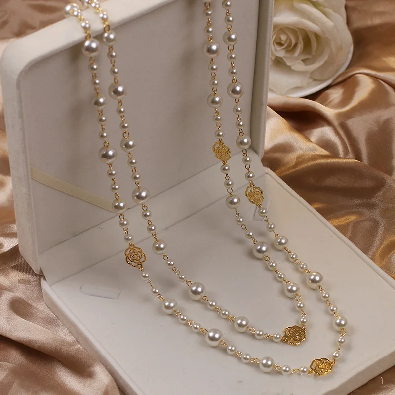 Élégant collier de perles dorées