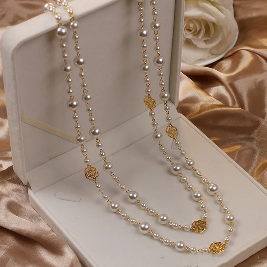 Élégant collier de perles dorées